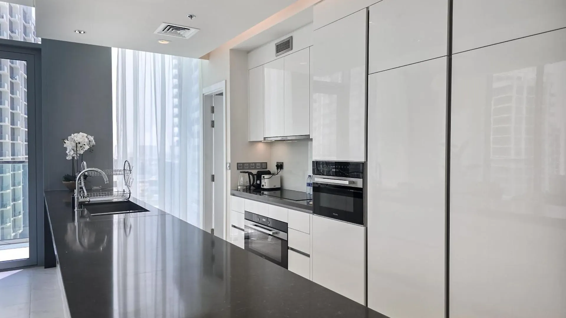 Easygo-Luxury 2Br & Maids Room With Lagoon View Dubai Lägenhet