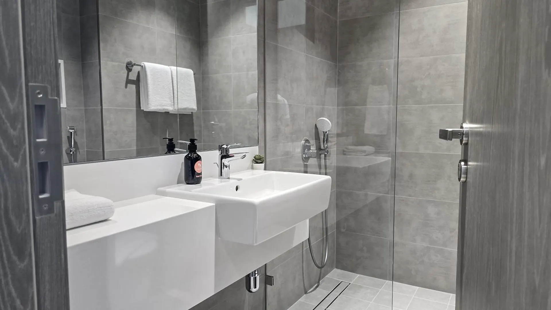 Lägenhet Easygo-Luxury 2Br & Maids Room With Lagoon View Dubai Förenade Arabemiraten