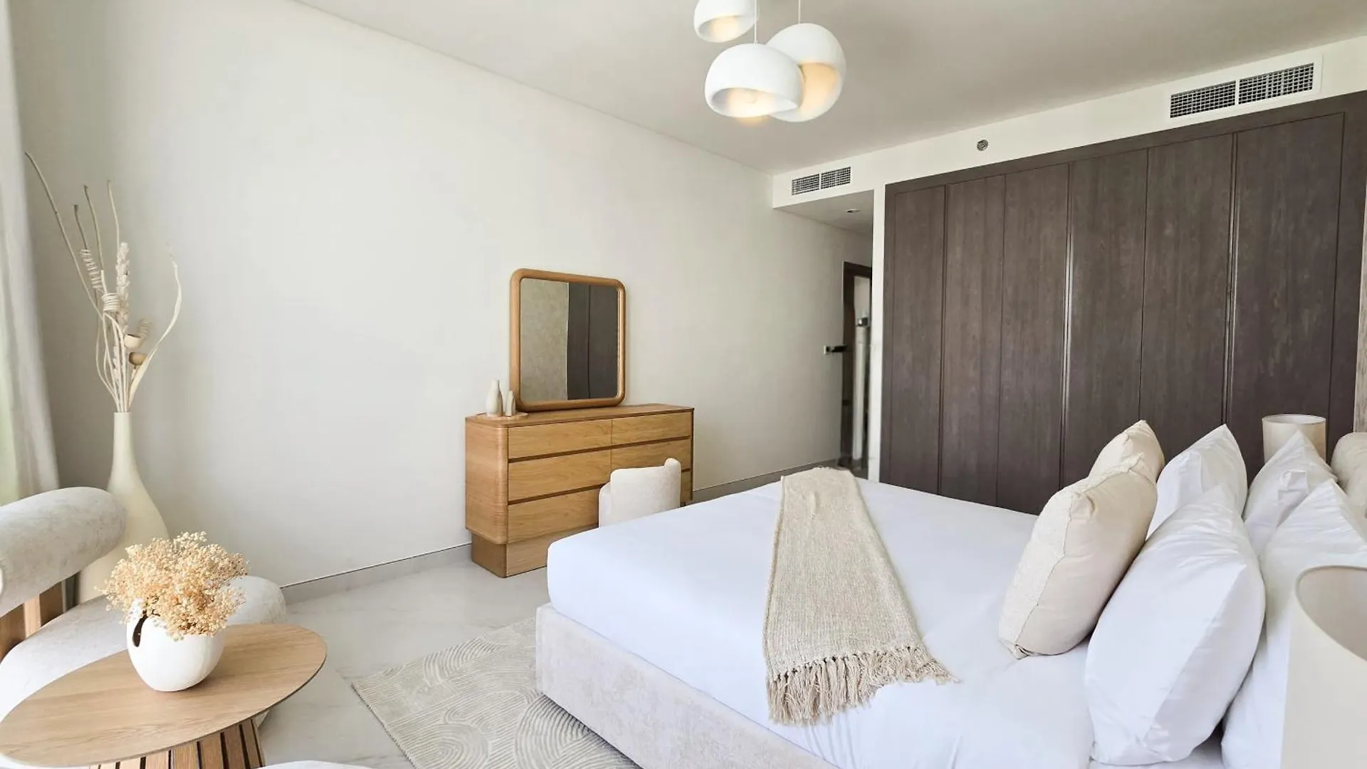 Easygo-Luxury 2Br & Maids Room With Lagoon View Dubai Apartment