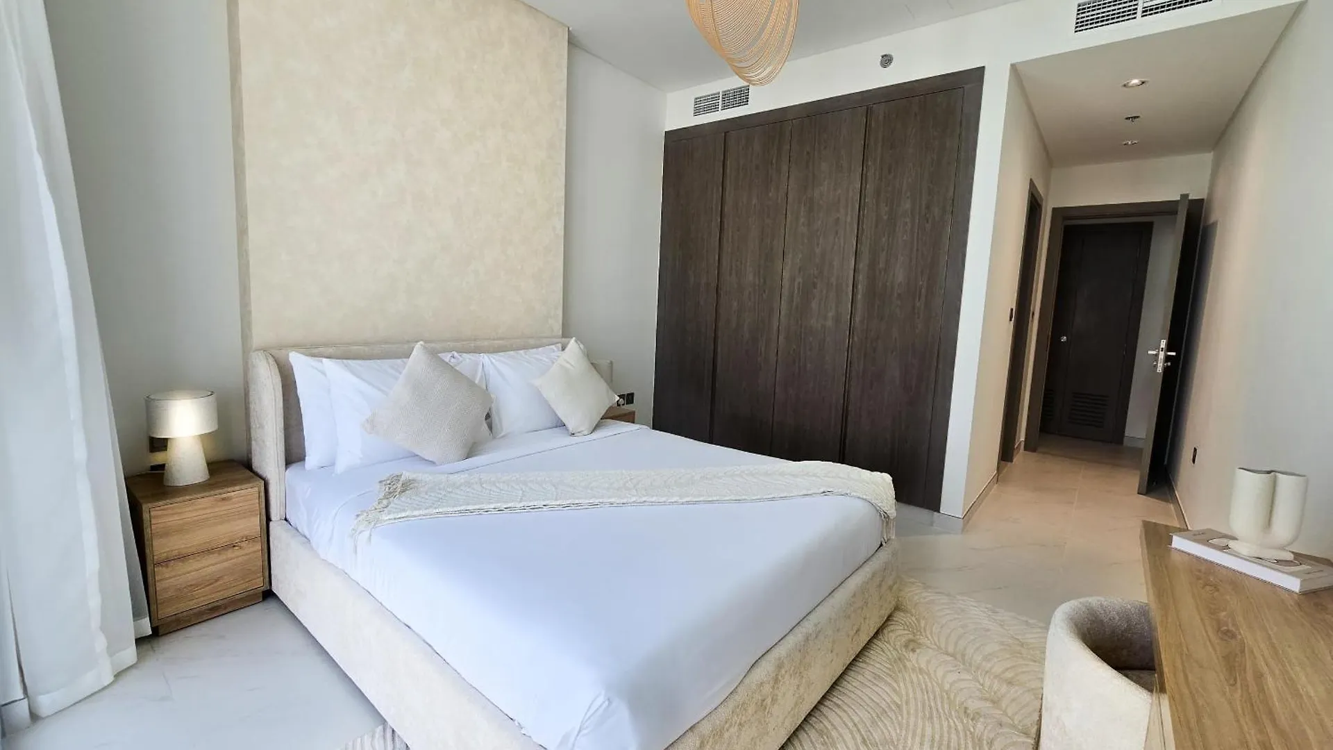 Easygo-Luxury 2Br & Maids Room With Lagoon View Dubai Apartment