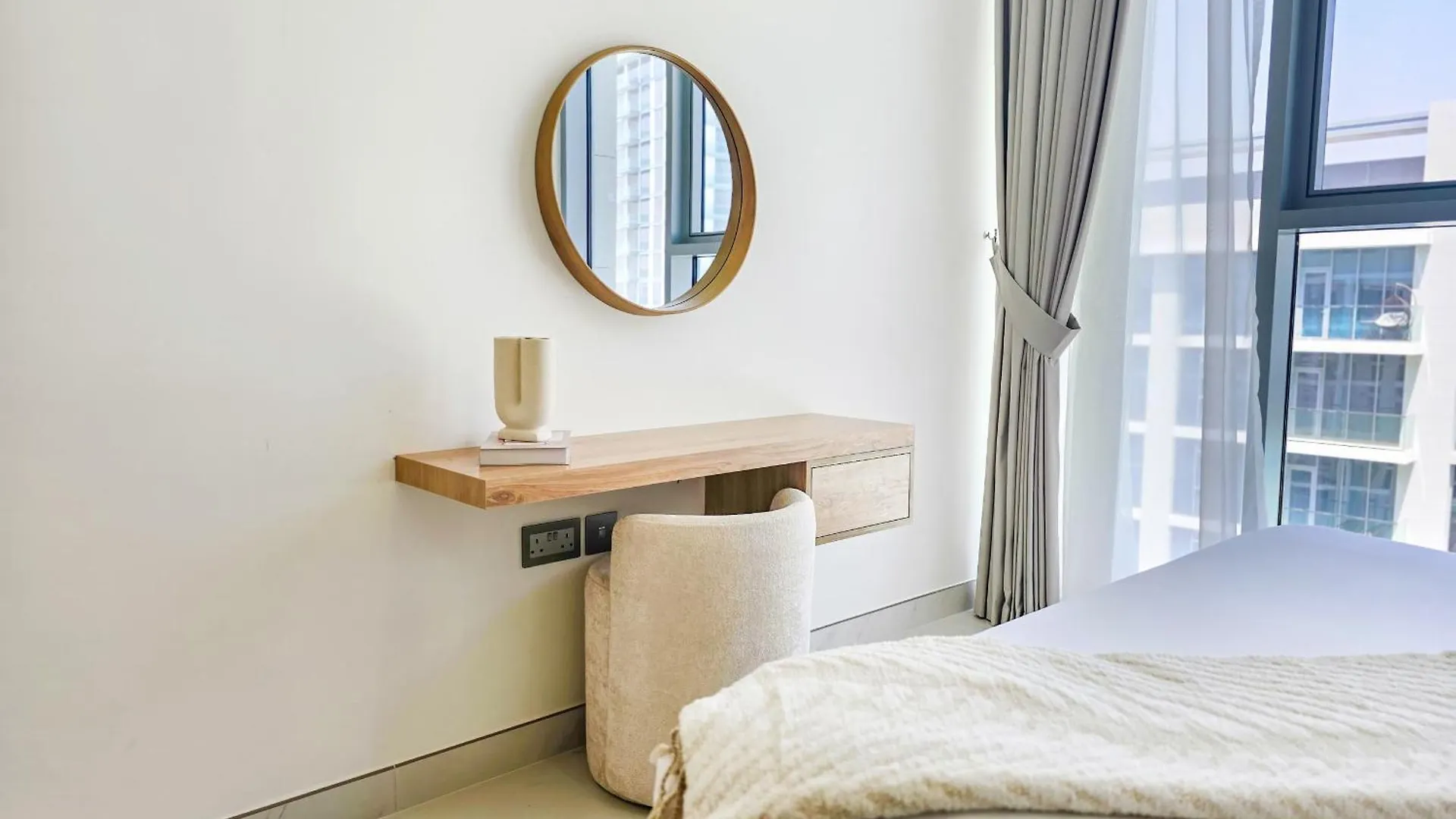 Easygo-Luxury 2Br & Maids Room With Lagoon View Dubai Apartment