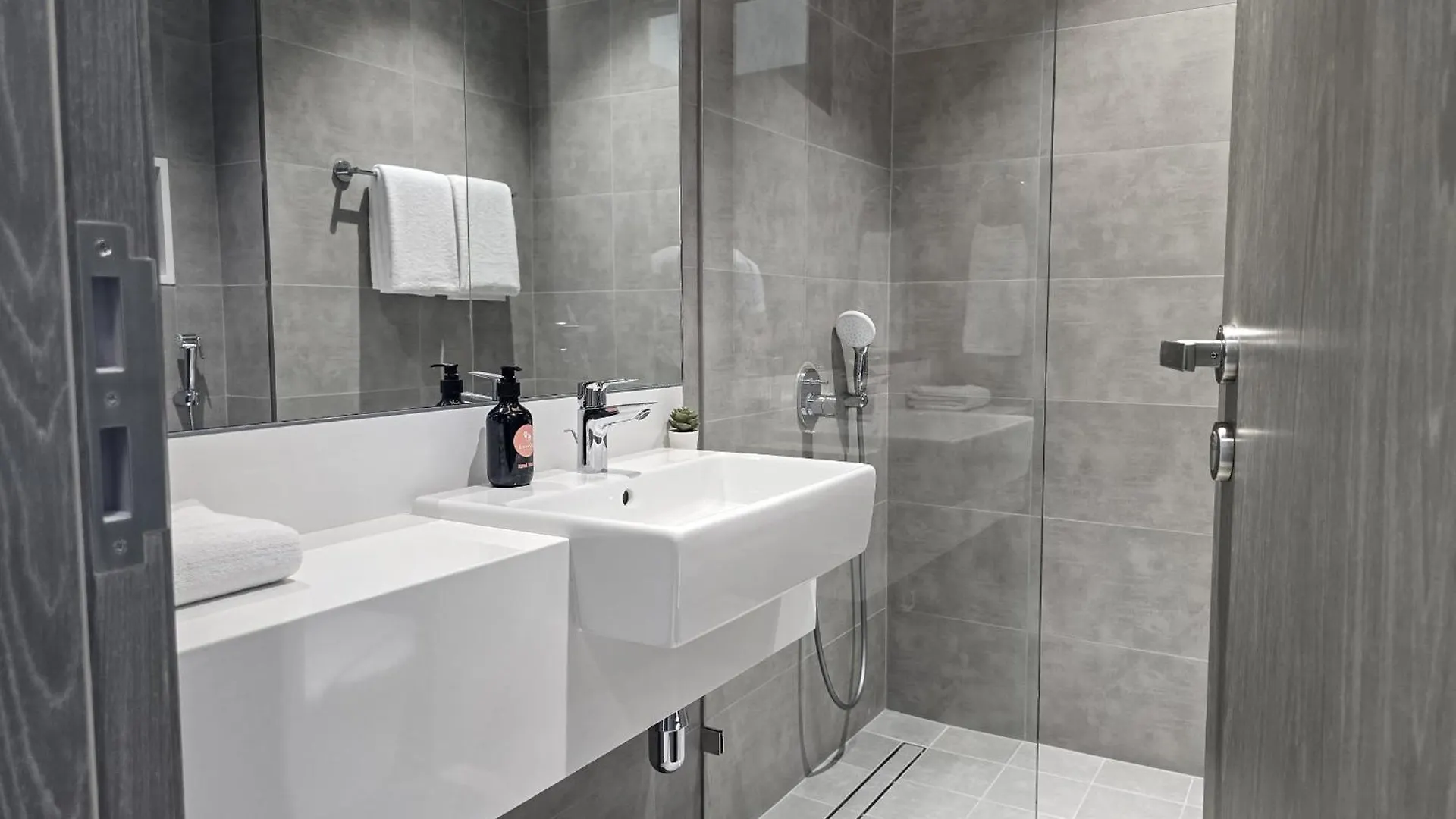 Apartment Easygo-Luxury 2Br & Maids Room With Lagoon View Dubai