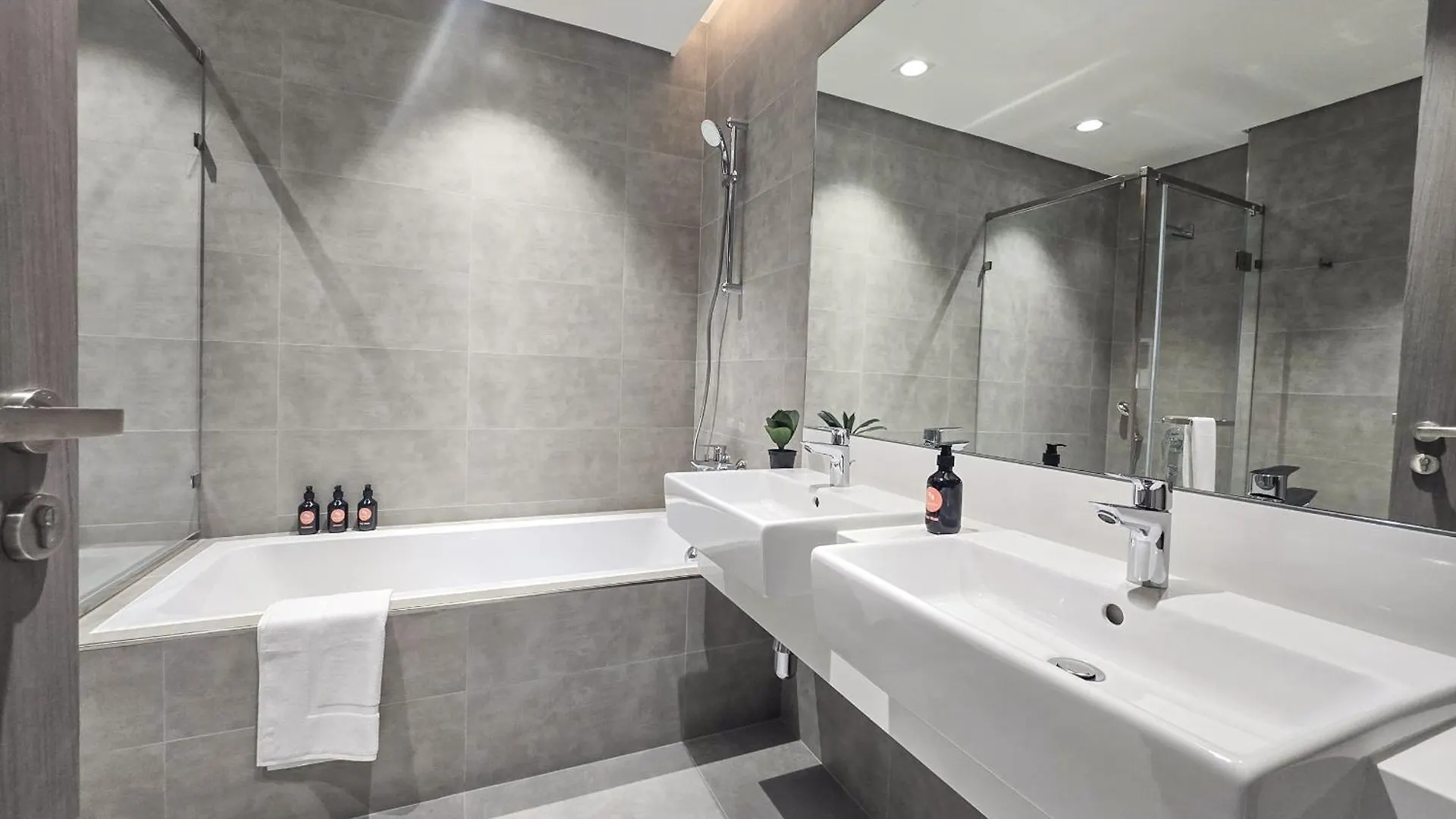 Easygo-Luxury 2Br & Maids Room With Lagoon View Dubai 0*,