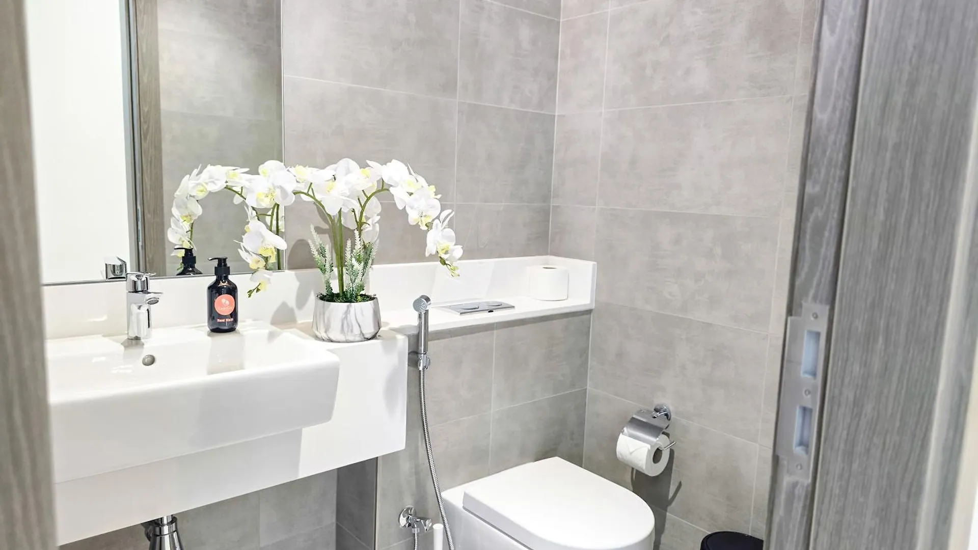 Easygo-Luxury 2Br & Maids Room With Lagoon View Dubai 0*,  United Arab Emirates