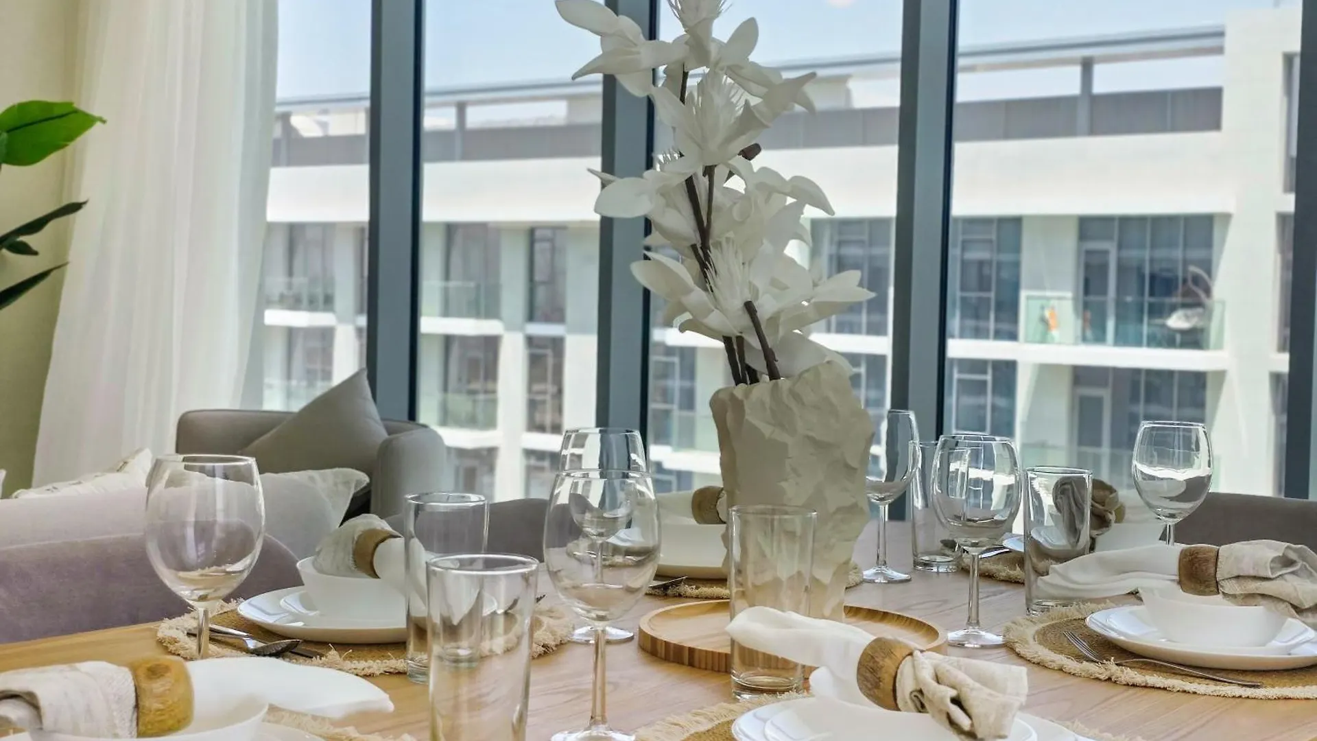 Easygo-Luxury 2Br & Maids Room With Lagoon View Dubai